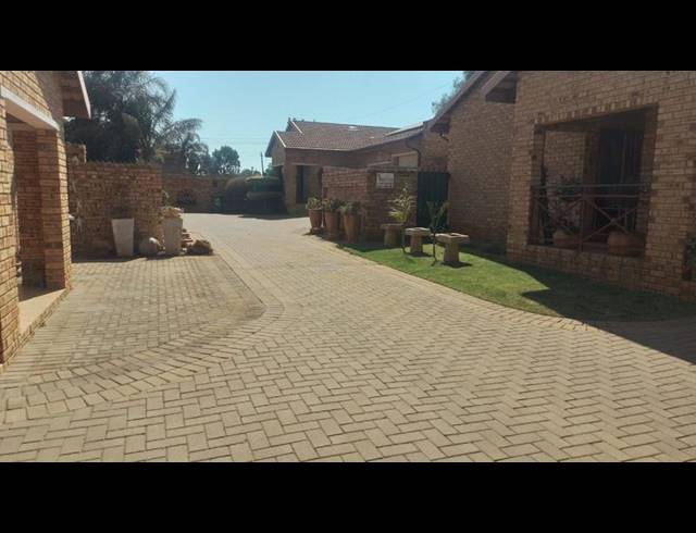 3 BEDROOM TOWNHOUSE FOR SALE IN GREENHILLS